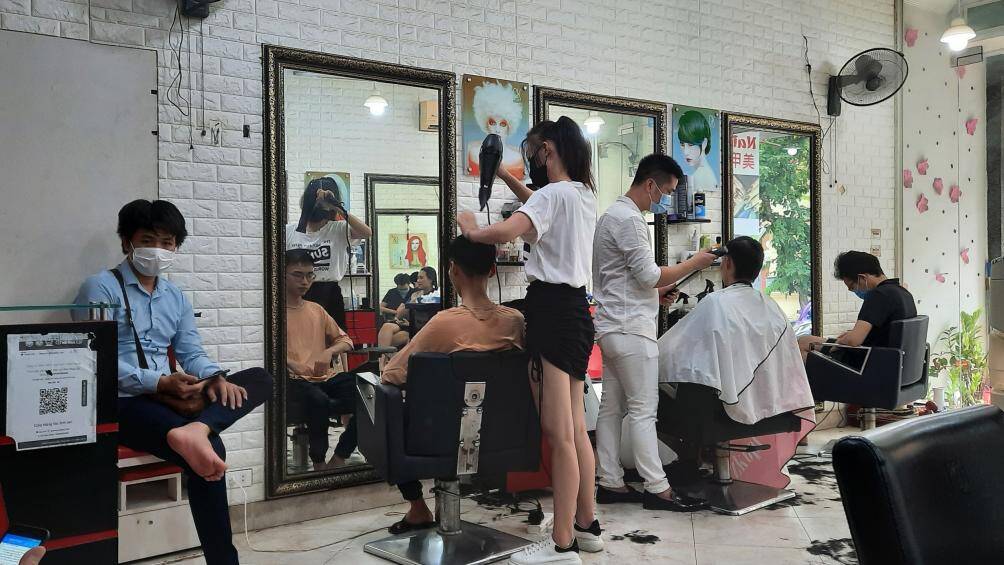Dù luôn chân tay nhưng nhân viên cửa hàng vẫn không thể phục vụ kịp nhu cầu của khách hàng.