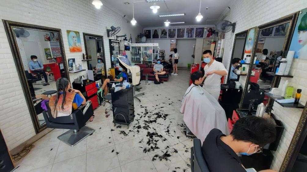 Cạnh quán nhà anh H. không xa là của anh M., các khách nam và nữ đến cắt tóc, gội đầu cũng rất đông.