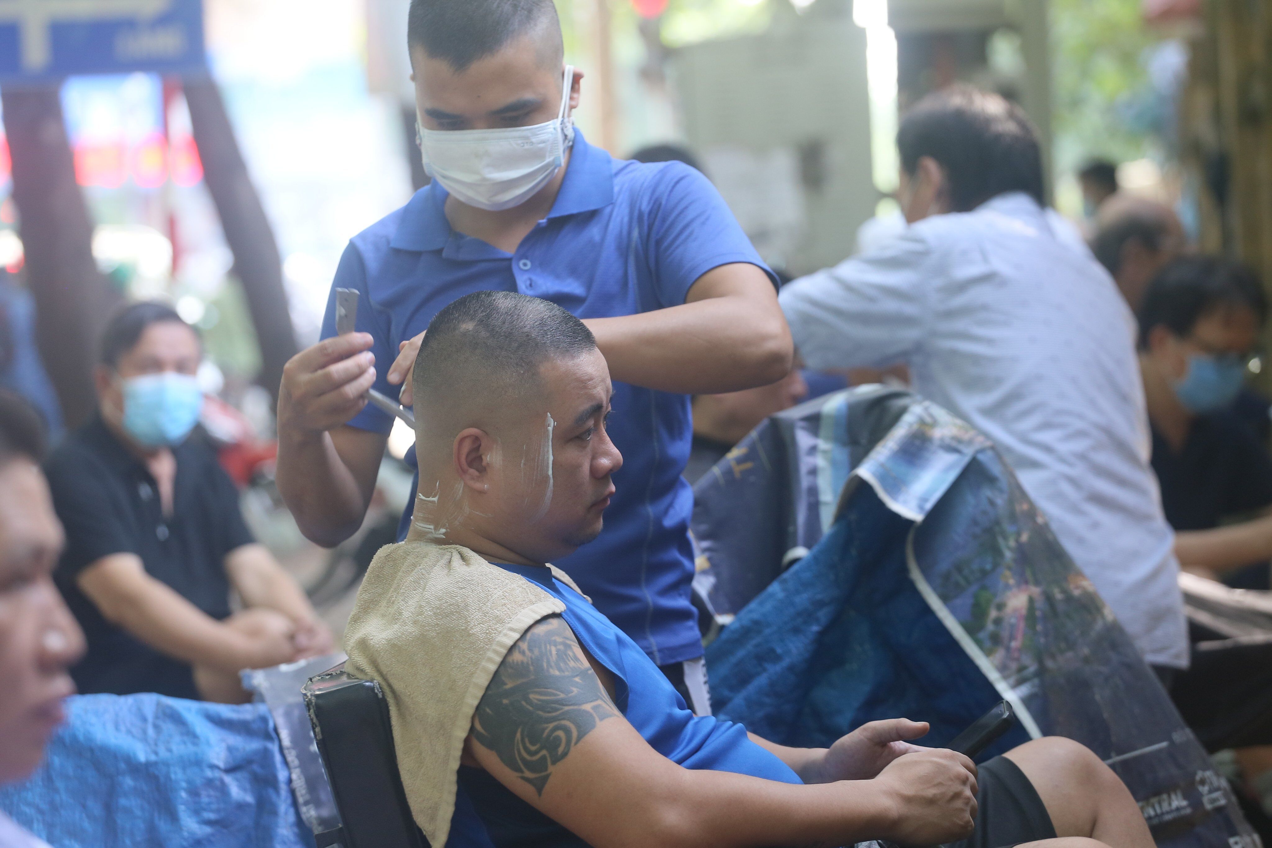 Theo quy định, cửa hàng cắt tóc, gội đầu, sửa chữa, rửa xe, điện tử, điện lạnh và đồ gia dụng; cơ sở kinh doanh văn phòng phẩm, sách, đồ dùng học tập; cửa hàng kinh doanh vật tư, vật liệu xây dựng; kinh doanh dịch vụ ăn uống (chỉ bán hàng mang về)... tại Hà Nội được mở cửa từ hôm nay.