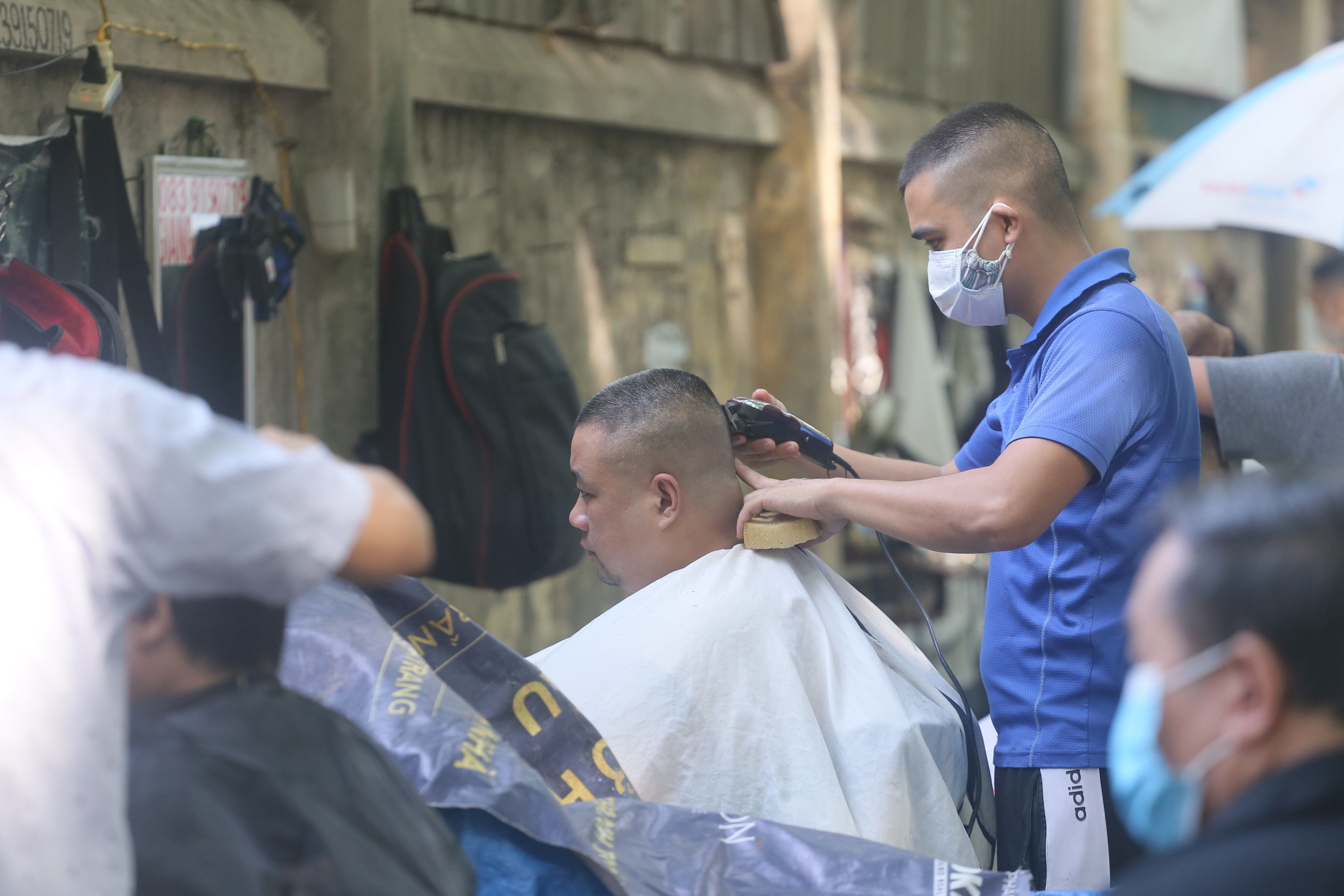 Anh Quang, một thợ cắt tóc nói: "Suốt hơn 2 tháng qua anh em thợ đều phải nghỉ phòng dịch theo đúng quy định, nay được đi làm trở lại nên thấy vui mừng lắm".