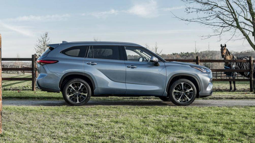 1. Toyota Highlander Hybrid 2021 (mức tiêu hao nhiên liệu ở đường hỗn hợp: 7,8 lít/100 km)
