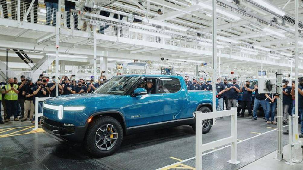 Được giới thiệu lần đầu tại Los Angeles 2018 đến nay, chiếc bán tải điện Rivian R1T đầu tiên mới được bàn giao tới tay khách hàng