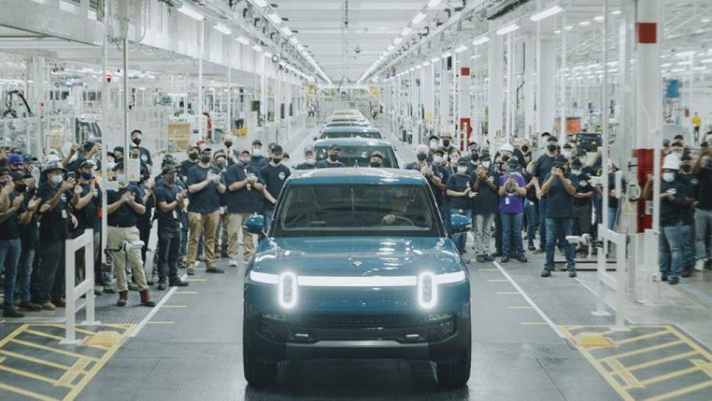 Chiếc Rivian R1T 2022 đầu tiên vừa chính thức lăn bánh ở nhà máy Normal (Illinois), nó sẽ là chiếc R1T sản xuất đầu tiên lăn bánh trên đường