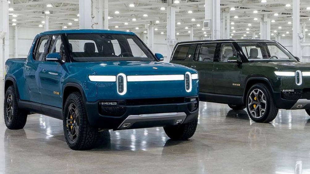 Về thiết kế, Rivian R1T 2022 chạy điện sở hữu hệ thống đèn chiếu sáng độc đáo với cụm đèn pha LED 2 tầng kéo dài xuyên suốt đầu xe