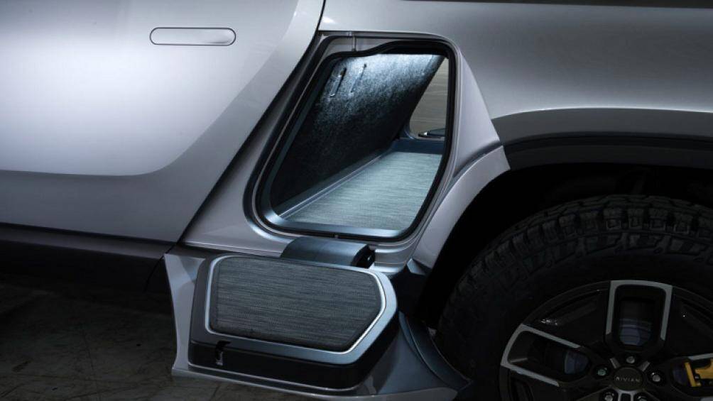 R1T sử dụng hệ thống 4 mô-tơ độc lập 147 kW, sản sinh công suất khoảng 800 mã lực. Siêu bán tải tăng tốc từ 0-97 km/h chỉ trong 3,2 giây