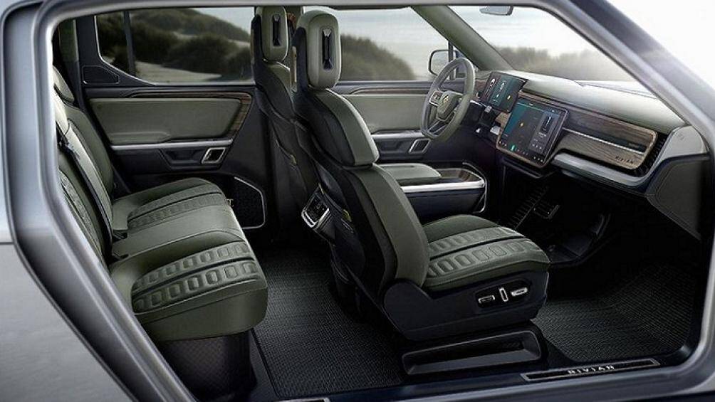 Kích thước R1T là 5.700 x 2.180 x 1.820 mm (DxRxC), trọng tải 798 kg với khả năng kéo 5 tấn, khung xe được làm từ vật liệu tổng hợp và gỗ cao cấp