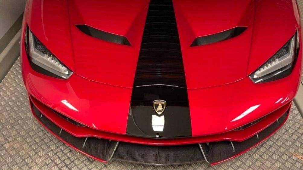 Lamborghini Centenario Roadster là phiên bản mui trần của dòng siêu xe cùng tên, được sản xuất giới hạn chỉ 20 chiếc trên thế giới