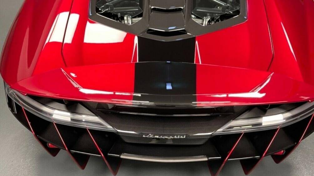 Lốp xe cũng được trang trí bởi đường viền màu đỏ. Được biết, đây là dòng sản phẩm lốp Pirelli Color Edition đặc biệt