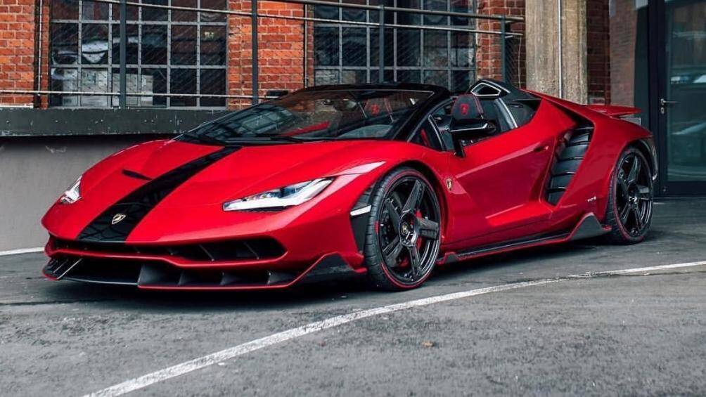 Lốp xe có thiết kế dạng tua-bin cánh quạt đẹp mắt với phần ốp bên ngoài làm bằng sợi carbon