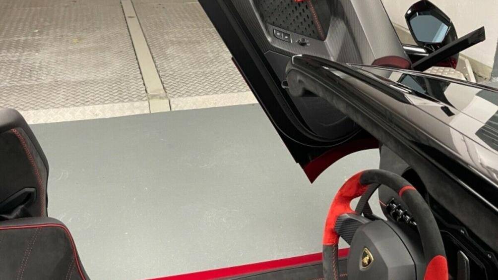 Khác với ngoại thất sử dụng sợi carbon hoàn thiện bóng, nội thất bên trong được ốp sợi carbon nhưng bề mặt hoàn thiện mờ