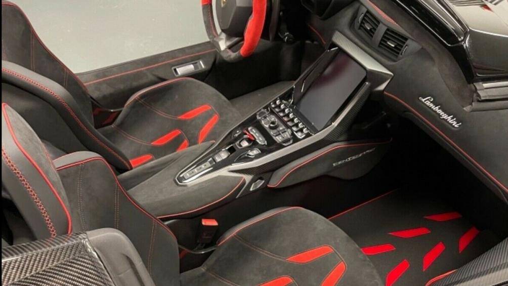 Khoang lái của chiếc Centenario này được bọc hoàn toàn bằng loại vật liệu Alcantara siêu nhẹ với màu chủ đạo là đen