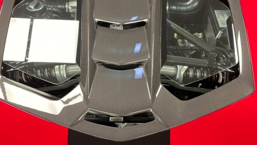 Centenario Roadster có khả năng đạt vận tốc 100 km/h chỉ trong 2,8 giây, tốc độ tối đa được giới hạn ở mức 350 km/h