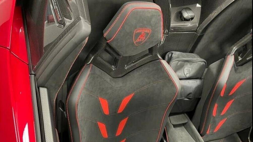 Khi được ra mắt vào cuối năm 2017 tại Mỹ, Lamborghini công bố giá bán của Centenario chỉ 1,9 triệu USD (khoảng gần 23 tỷ đồng)