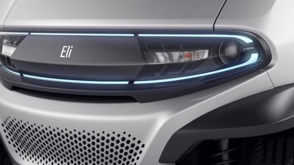 Các tính năng khác của chiếc xe mini bao gồm màn hình cảm ứng cỡ 7 inch nằm nổi trên mặt táp lô, cổng sạc USB, camera phía sau, cảm biến đỗ xe...