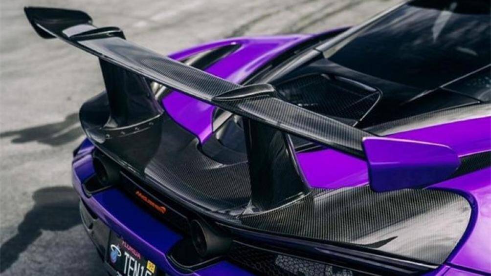 Ngoài ra, hãng độ Mỹ còn trang bị thêm hệ thống ống xả bằng thép không gỉ cho chiếc siêu xe Anh quốc