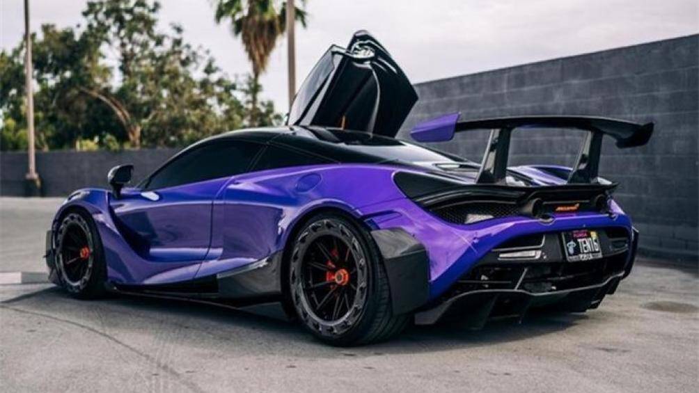 Xe được hãng độ danh tiếng tại Mỹ 1016 Industries chế tạo với phần thân được làm toàn toàn từ sợi carbon