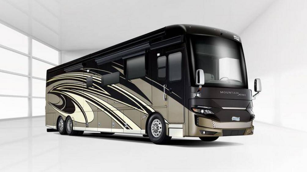 Mountain Aire 2022 được xây dựng trên khung gầm Spartan K3 Tag Axle có khả năng vượt qua những địa hình phức tạp