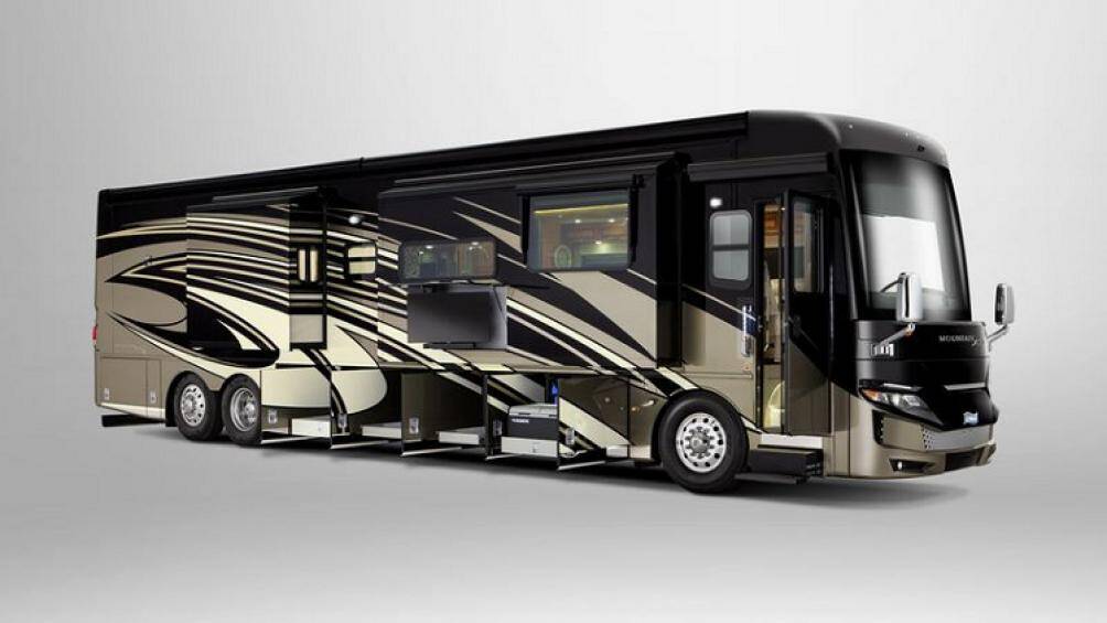 Mountain Aire 2022 còn là mẫu motorhome đầu tiên của Newmar được trang bị các công nghệ hỗ trợ người lái, bao gồm hệ thống lái Comfort Drive