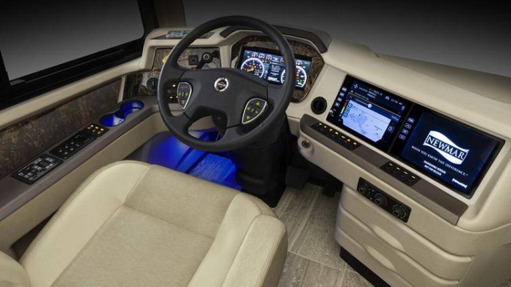 Chiếc motorhome đồ sộ này có sức mạnh 500 mã lực. Giá xe Mountain Aire 2022 cũng không hề rẻ, từ 680.415 USD (khoảng 15,4 tỷ đồng)