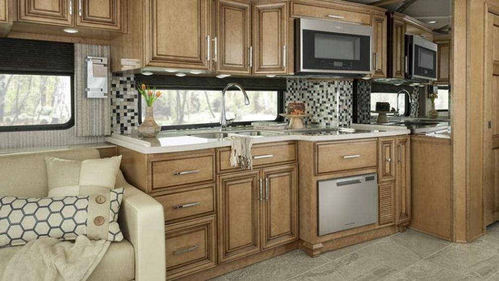 Mountain Aire cũng bao gồm một căn bếp rộng rãi với đầy đủ trang thiết bị nhà bếp như bếp điện, lò nướng, tủ lạnh, bồn rửa, tủ kệ, bàn ăn...