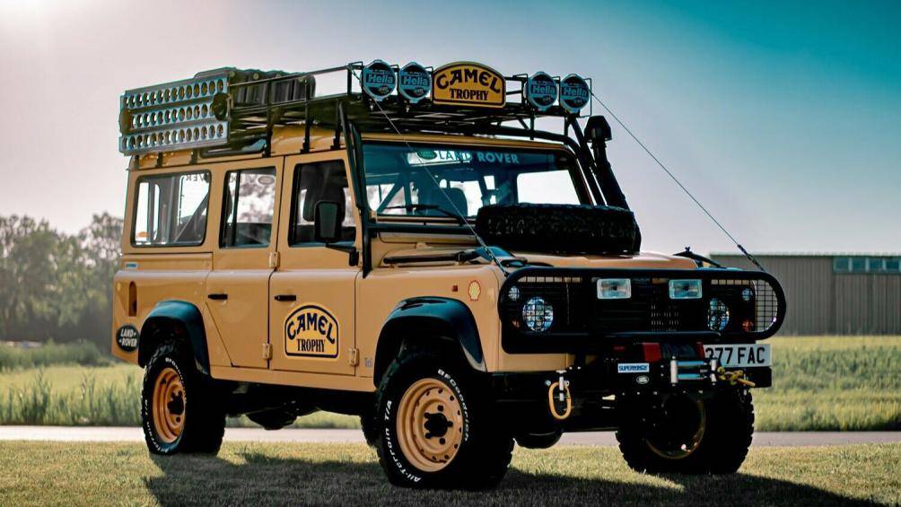 Land Rover Defender 110 Camel Trophy: Chiếc Defender 110 được nâng cấp tời kéo, ống thở cho động cơ và các trang bị khác để chinh phục các địa hình khác nhau