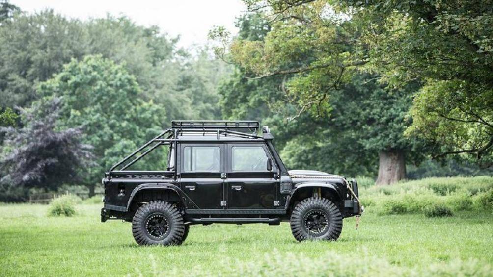 Land Rover Defender 110 SVX Spectre: Phiên bản đặc biệt của Defender được nâng cấp bởi hãng độ Bowler Motors với vẻ ngoài hầm hố và bộ lốp cỡ lớn 37 inch