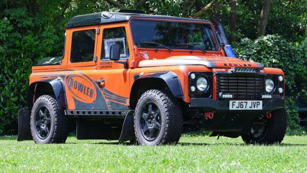 Bowler Bulldog: Mẫu xe địa hình đời 2016 được phát triển từ Land Rover Defender kết hợp cùng khung phụ của Range Rover Sport tạo thành kiểu dáng bán tải