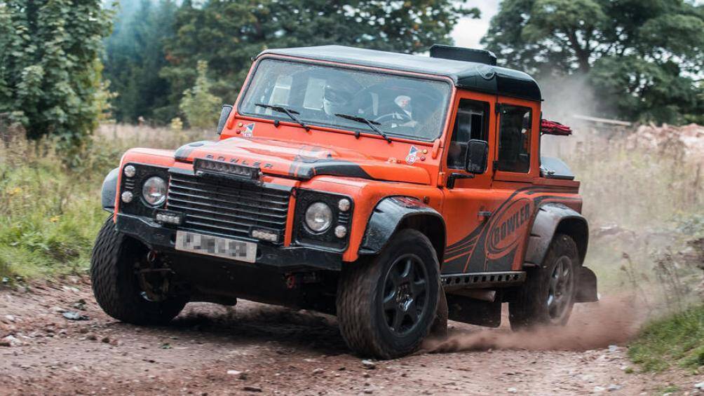 Bowler Bulldog được trang bị lồng bảo vệ, hệ thống treo hiệu năng cao để tham gia thi đấu offroad theo tiêu chuẩn của liên đoàn đua xe FIA