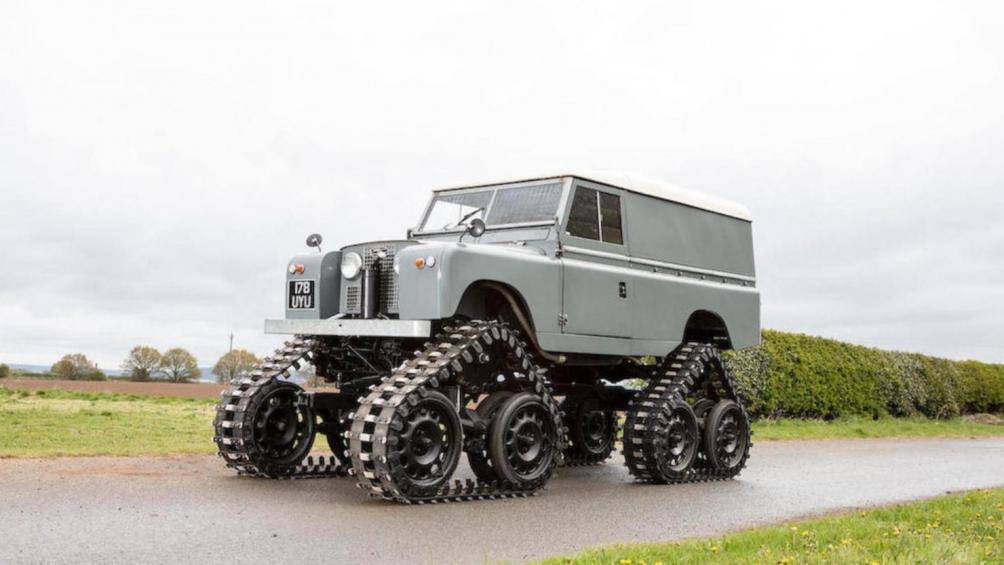 Cuthbertson Tracked: Năm 1958, công ty James A Cuthbertson đã nâng cấp Land Rover thành mẫu xe thám hiểm với 4 cụm bánh xích khổng lồ