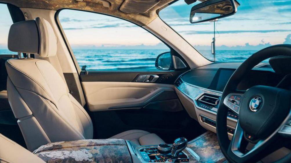 Thậm chí, bao đựng chìa khóa cũng được hoàn thiện thủ công với vải dệt đặc biệt này trên BMW X7 Nishijin 2022 phiên bản đặc biệt