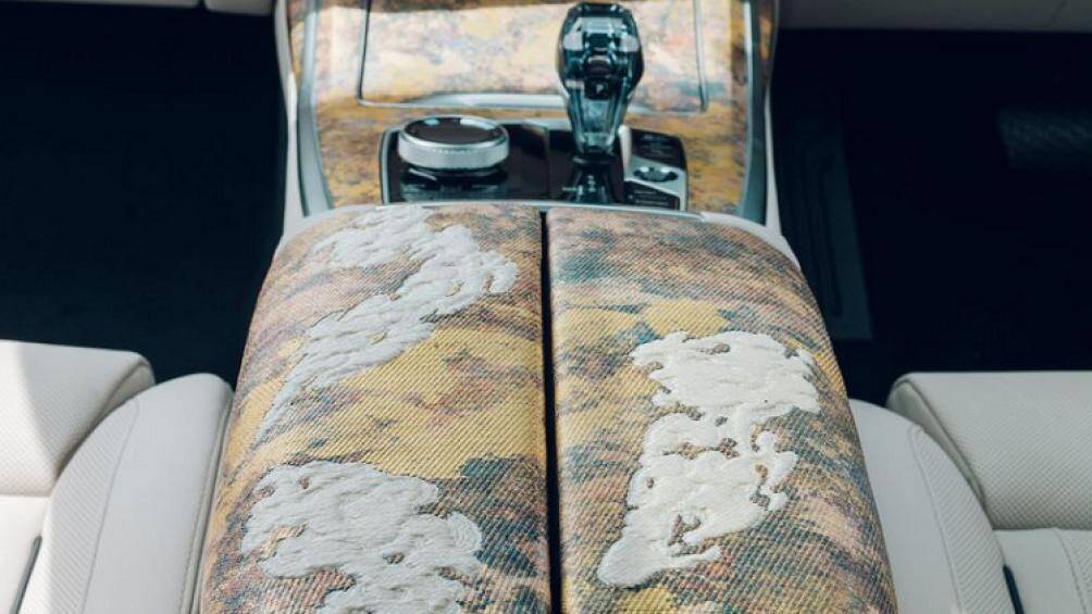 Ở bên trong, vải dệt Nishijin-ori với các hoa văn phức tạp được sử dụng rộng rãi để trang trí cho cabin xe