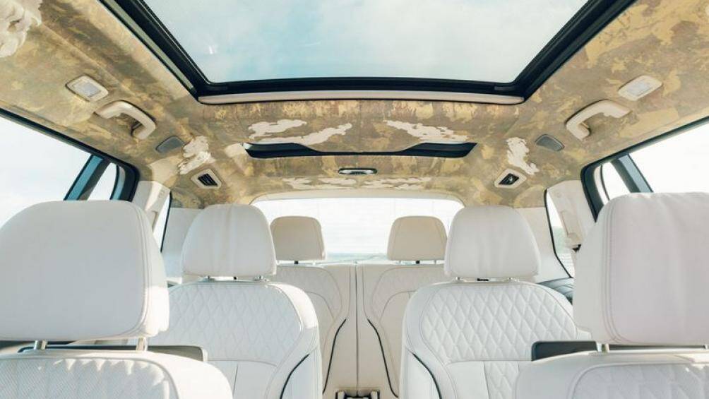 Không gian nội thất chiếc SUV hạng sang cũng được tạo thêm điểm nhấn với các chi tiết màu vàng nổi bật