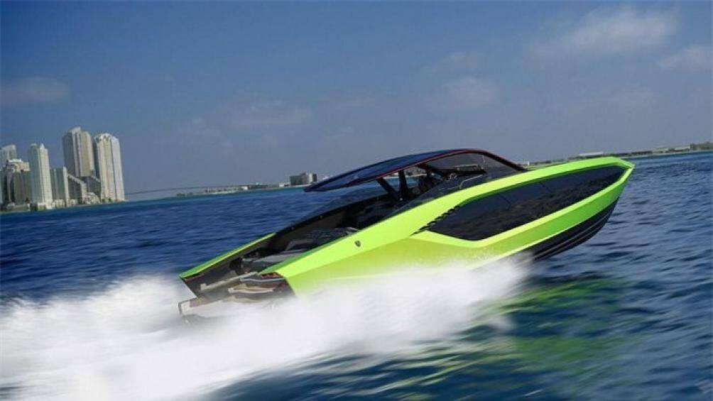 Du thuyền của McGregor có màu sơn xanh lá, giá tiêu chuẩn 3,5 triệu USD, nhưng McGregor đã chi thêm 500.000 USD cho những tùy chọn cá nhân hóa