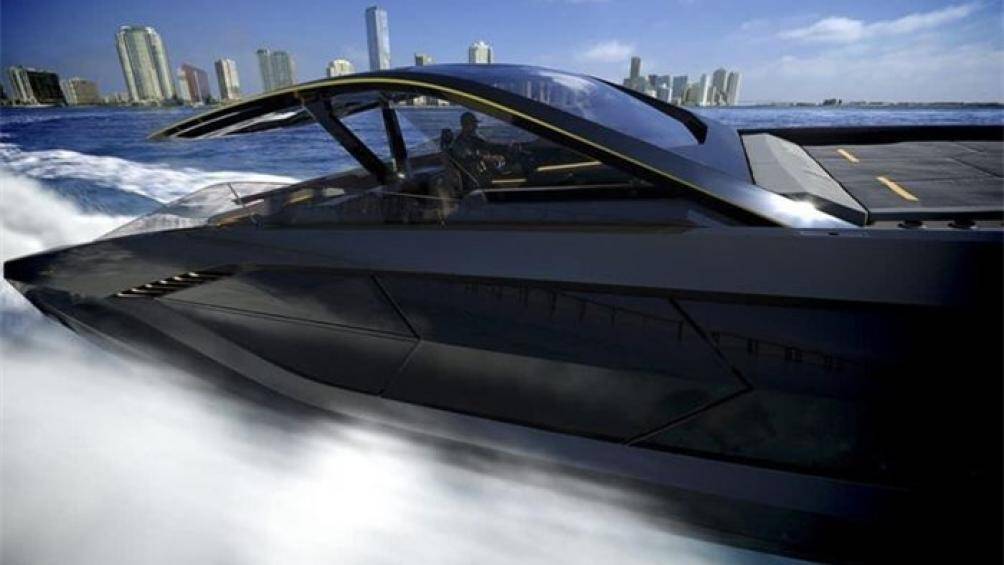 Ở nội thất của du thuyền, cách xây dựng và bố trí hướng tới thiết kế truyền thống của Lamborghini, với các đường nét sắc cạnh