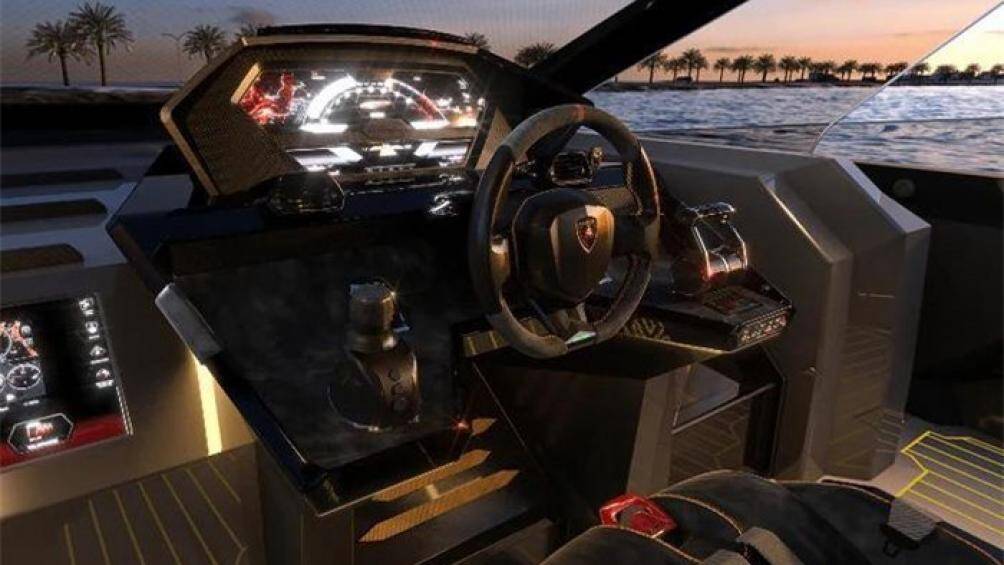 Ghế bọc chất liệu Carbonskin dẻo, nhẹ hơn da lộn. Khoang lái có vô lăng và nút khởi động giống với những siêu xe Lamborghini