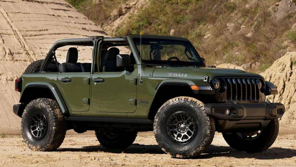 Chiếc Wrangler khiến nhiều người chú ý có tên đầy đủ là Jeep Wrangler Unlimited Willys Xtreme Recon 2021 với ngoại hình nhà binh cổ điển