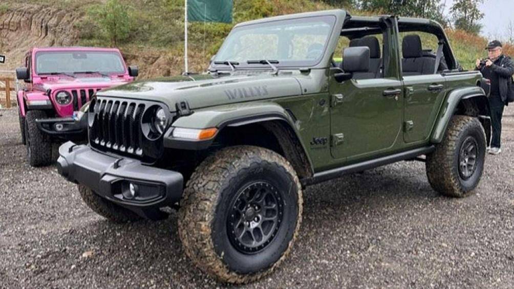 Jeep Wrangler Unlimited Willys sở hữu một số tính năng của chiếc Rubicon Xtreme Recon, mang trên mình bộ cánh màu xanh sẫm truyền thống của quân đội Mỹ
