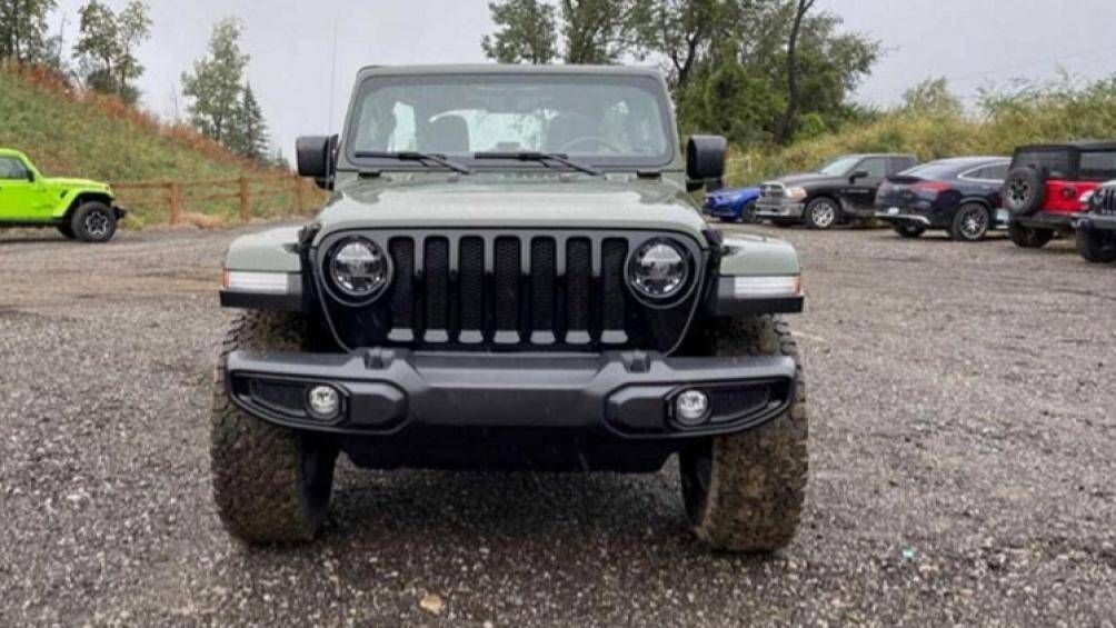 Chiếc Wrangler Unlimited Willys còn có sẵn các trang bị đặc biệt như lưới tản nhiệt màu đen bóng, khung bảo vệ mép gầm xe