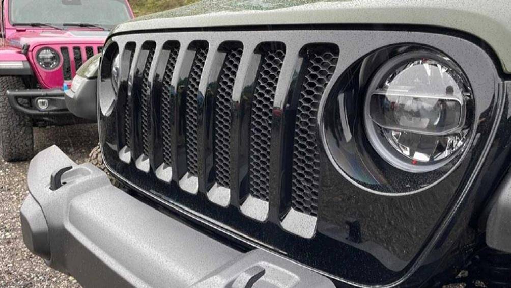 Ngoài màu xanh nói trên, Jeep Wrangler Unlimited Willys Xtreme Recon còn có các tùy chọn màu khác nhưng hãng xe Mỹ vẫn chưa hé lộ thông tin này