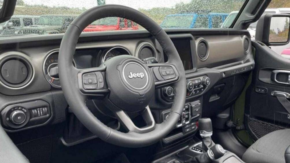 Bên trong khoang lái, chiếc Jeep Wrangler Unlimited Willys Xtreme Recon có hai màu sắc nổi bật là Nâu và Đen