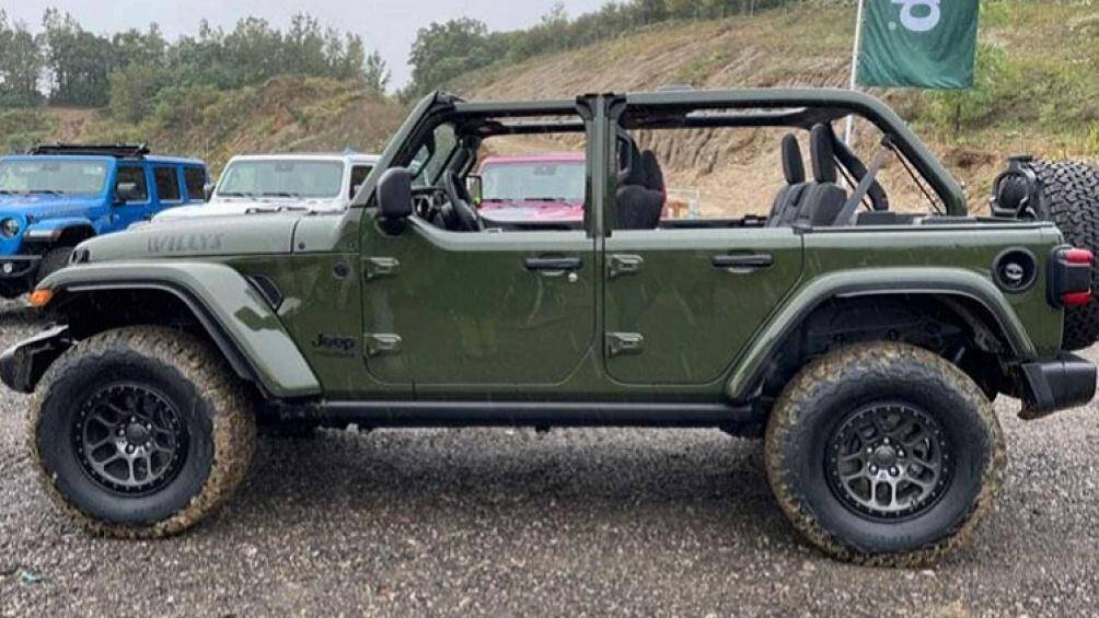 Giá bán khởi điểm của xe được xác định gần 900 triệu đồng và chỉ có một bản 4 cửa