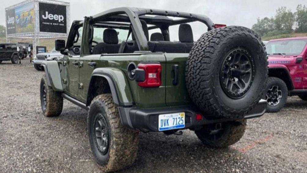 Jeep Wrangler Unlimited Willys được trang bị sẵn bộ mâm beadlock giúp cố định bộ lốp 35 inch cỡ lớn vào vành xe