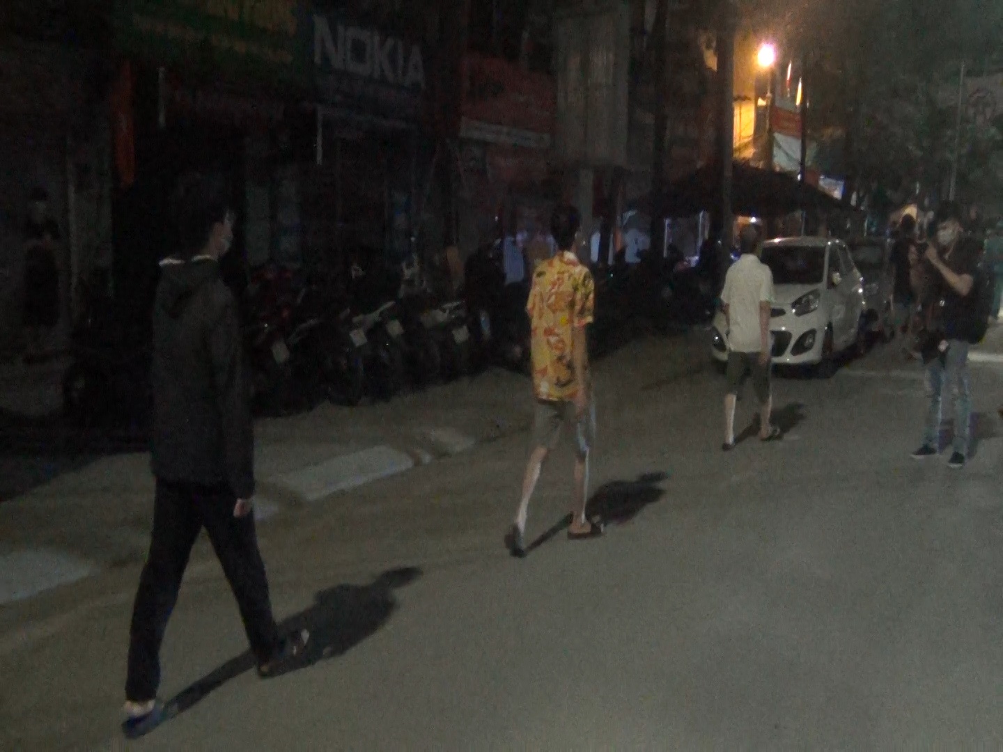 Dòng người xếp hàng chờ đến lượt khai báo y tế để về nhà mình sau rất nhiều ngày không được đoàn tụ gia đình.