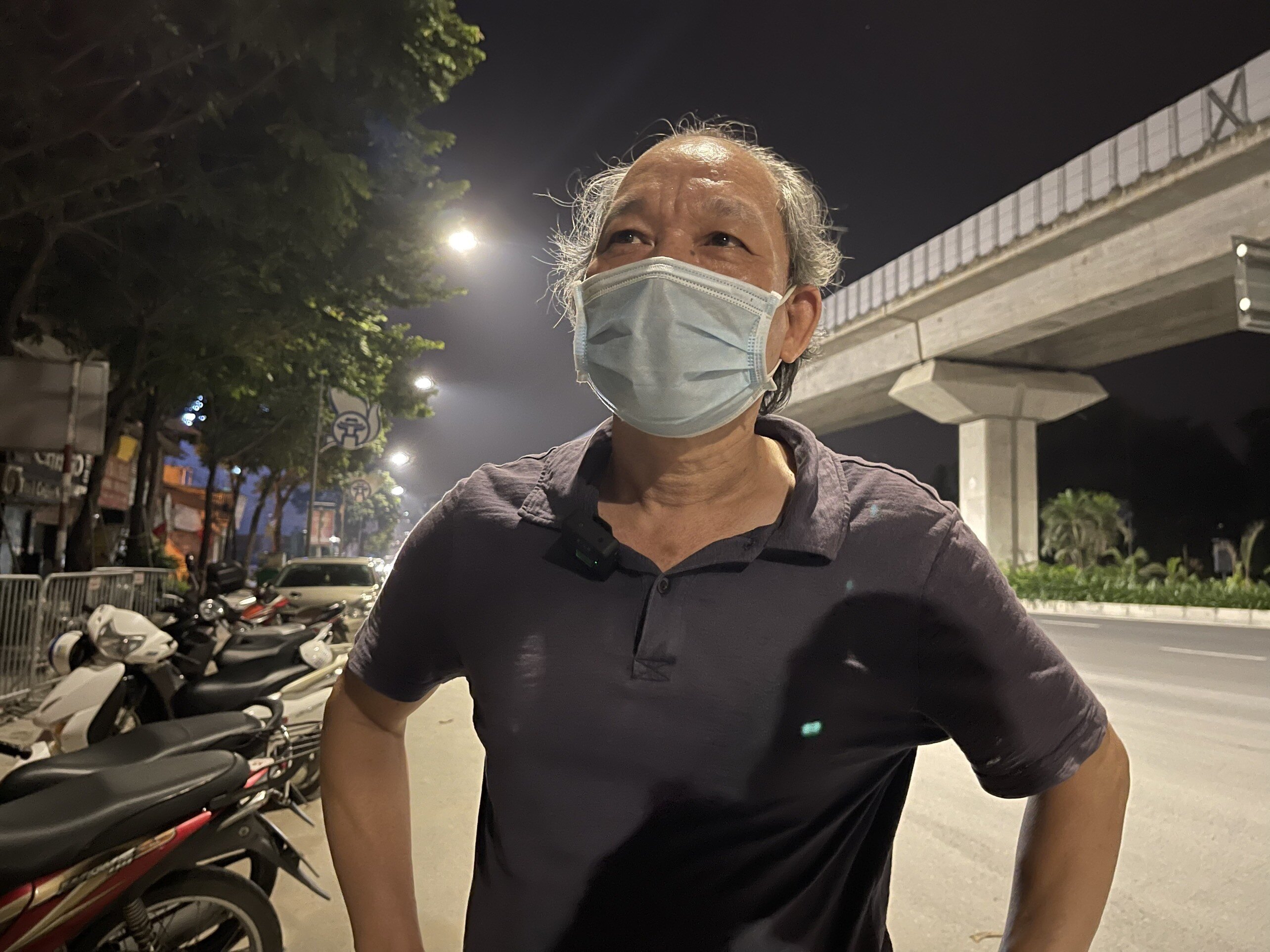 Ông Đỗ Văn Hường, sinh sống tại ngõ 328 Nguyễn Trãi chia sẻ: "Nhà tôi ở đây, nhưng tôi phải đi làm ở nơi khác, khi cả con ngõ cách ly thì tôi đang ở nơi làm việc. Biết tin đêm đêm nay ngõ được dỡ bỏ phong tỏa, tôi về trước để dọn dẹp lại nhà cửa, sáng mai đón vợ và con trở về. Những ngày sắp tới tôi sẽ nghỉ ở nhà để dành thời gian cho gia đình và vợ con".
