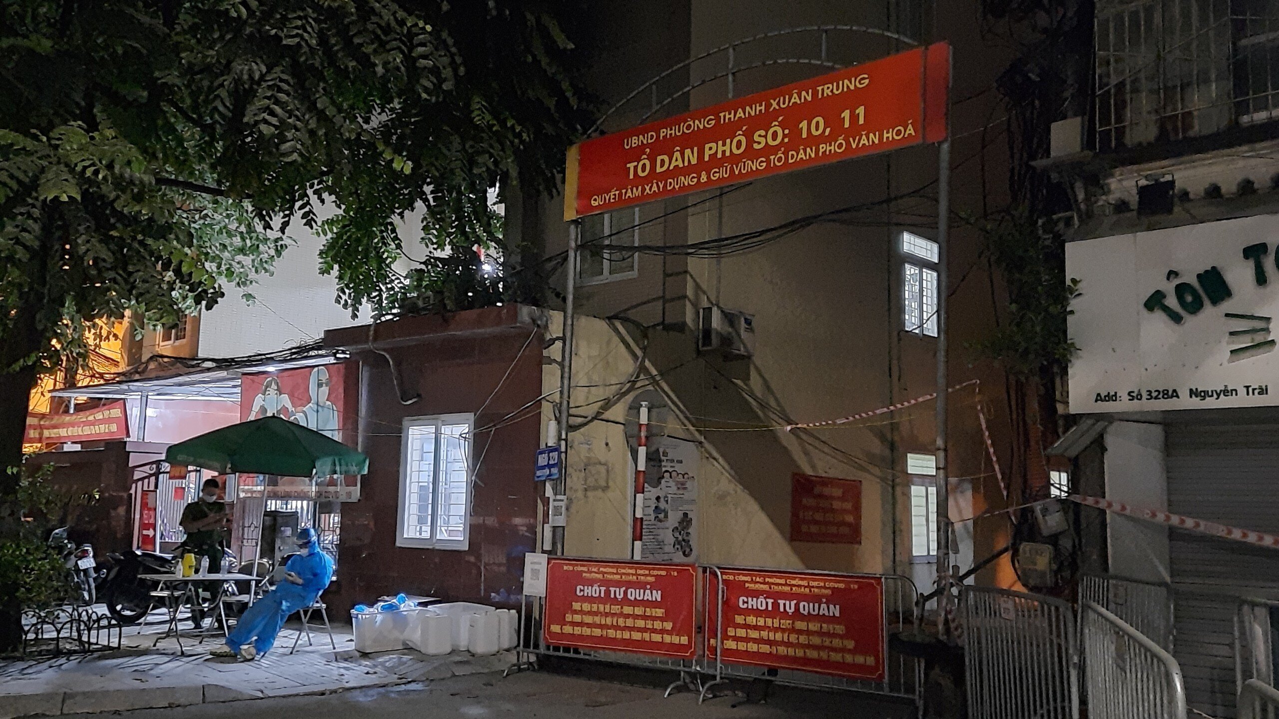 Trước đó, ngày 23/8, quận Thanh Xuân thành lập khu vực cách ly y tế ngõ 328-330 đường Nguyễn Trãi ngay sau khi có thông tin về trường hợp mắc Covid-19 trên địa bàn.