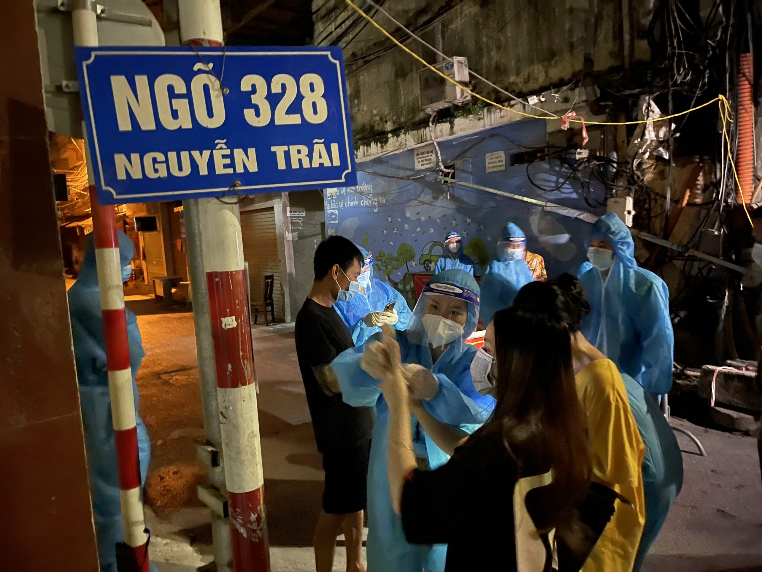 Trước khi trở về nhà người dân ở đây phải khai báo y tế thông qua việc quét mã QR.