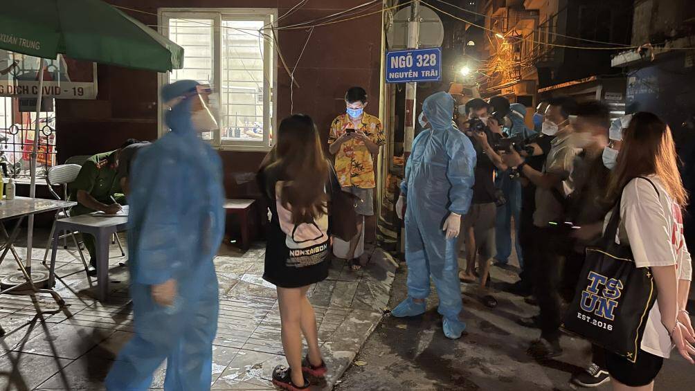 Hàng chục hộ dân vui mừng trở về nhà trong đêm sau thời gian đi cách ly tập trung.