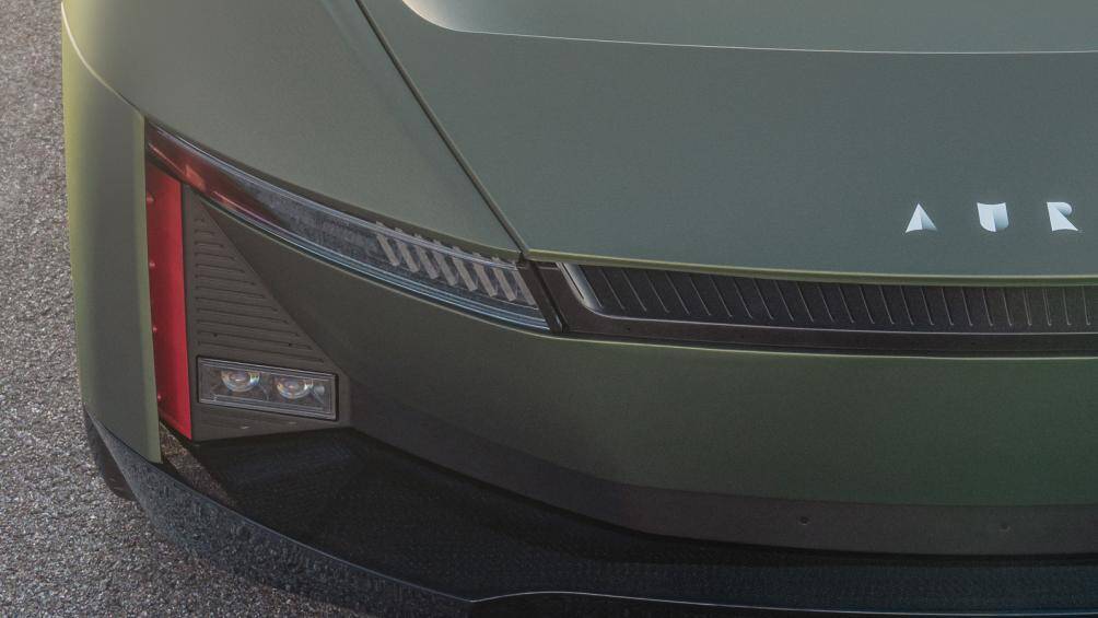 Để tiết kiệm trọng lượng và giảm tác động môi trường của Aura, các tấm thân vỏ đều được làm bằng sợi tổng hợp tự nhiên