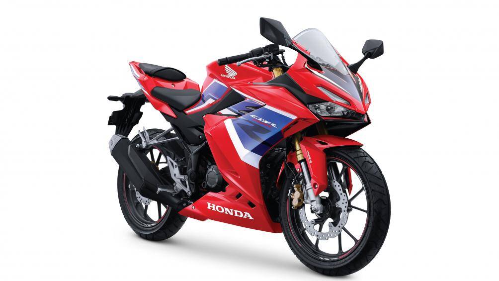 Ốp bên hông của CBR150R cũng được khoét sâu phần hốc gió và để lộ ra các góc cạnh sắc bén (Ảnh phiên bản thể thao).