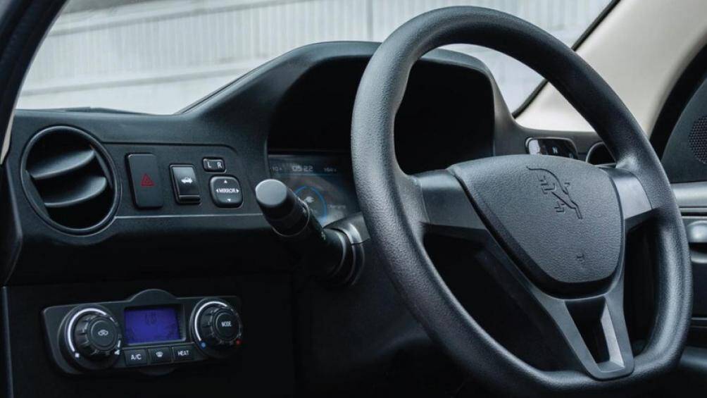 Vì mẫu xe này chỉ có 1 chỗ ngồi bên trong cabin khép kín giống như ô tô, và được gọi một cách khéo léo là SOLO